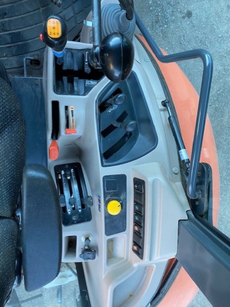 Tracteur KUBOTA M 8560 - photo slide 8