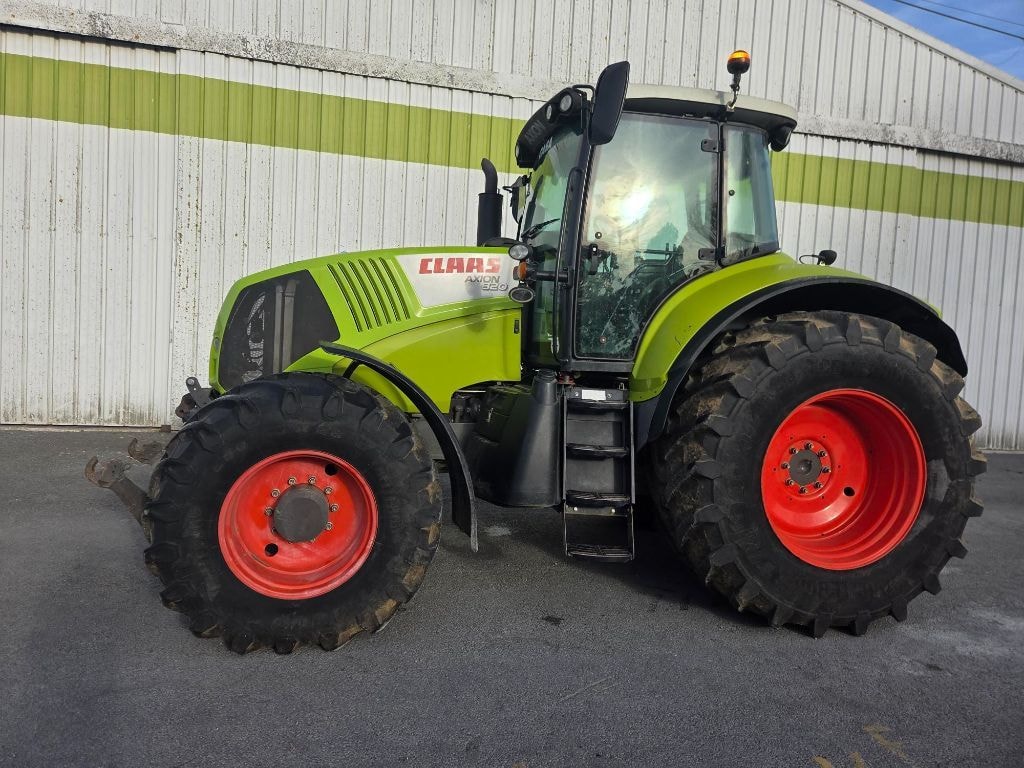 Tracteur CLAAS AXION 820 - photo slide 1