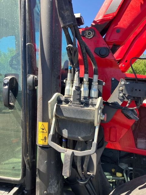 Tracteur chargeur MASSEY FERGUSON 5711M - photo slide 15