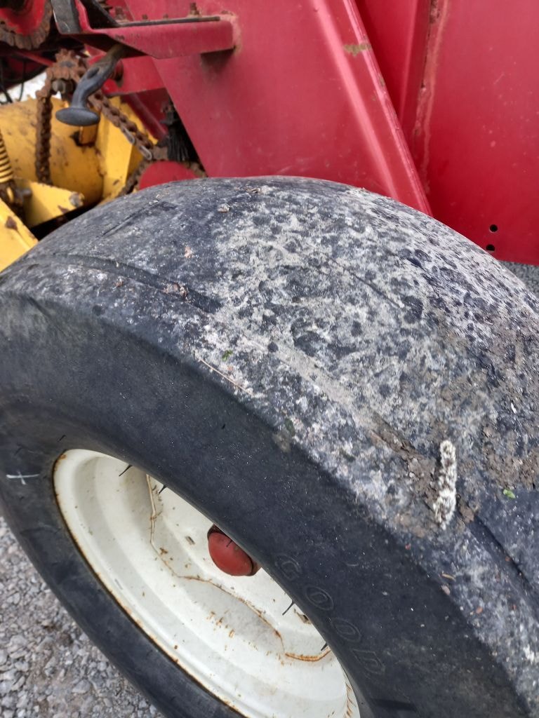Presse balles rondes NEW HOLLAND 650 - photo slide 7