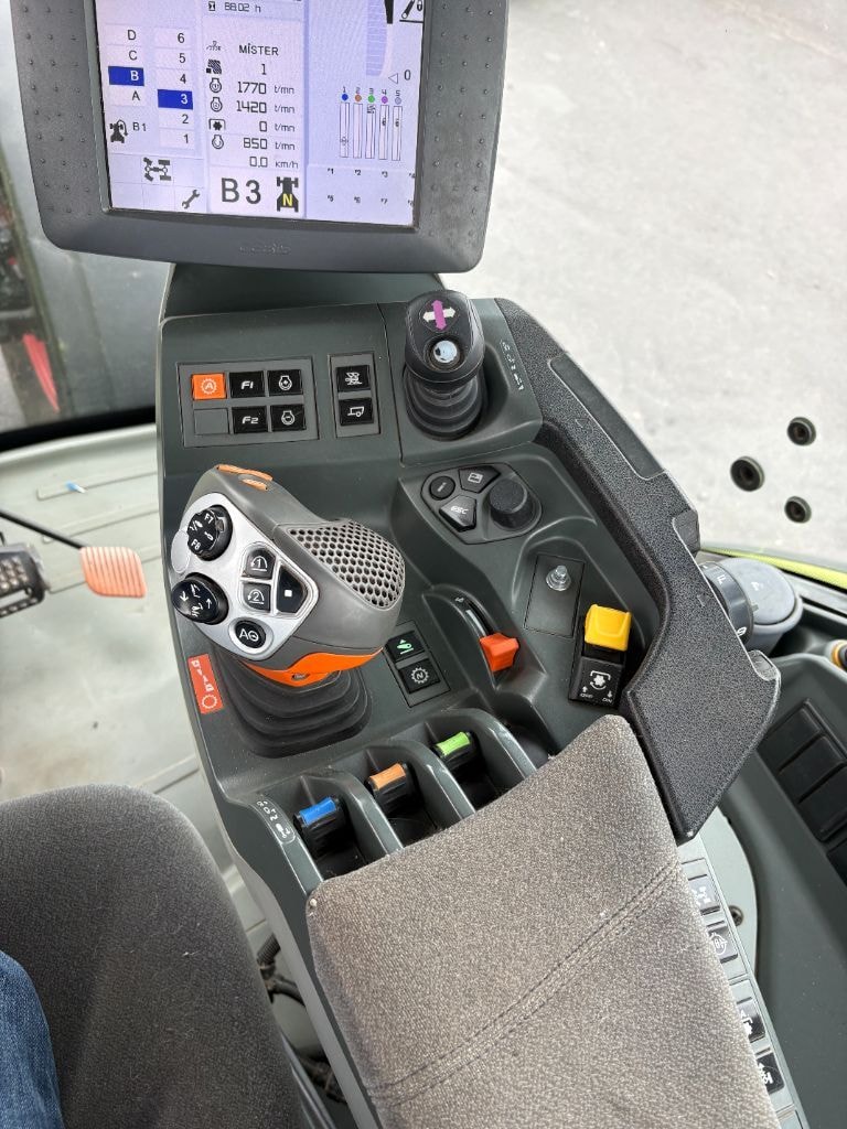 Tracteur CLAAS AXION 810 - photo slide 22