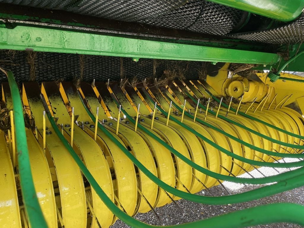 Presse balles rondes JOHN DEERE 572 - photo slide 16