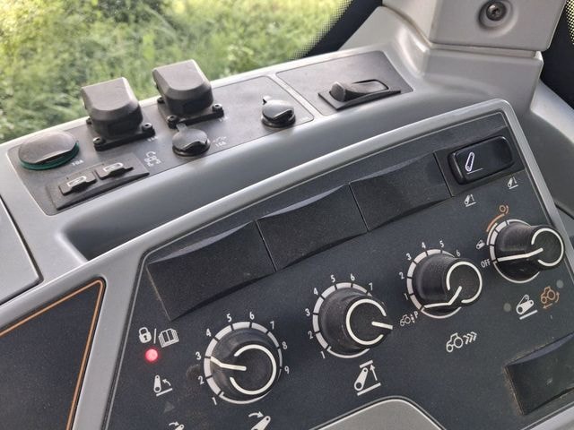 Tracteur VALTRA T215 - photo slide 18