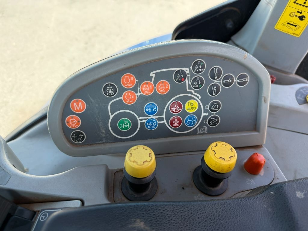 Tracteur NEW HOLLAND T7.235 AC       - photo slide 17