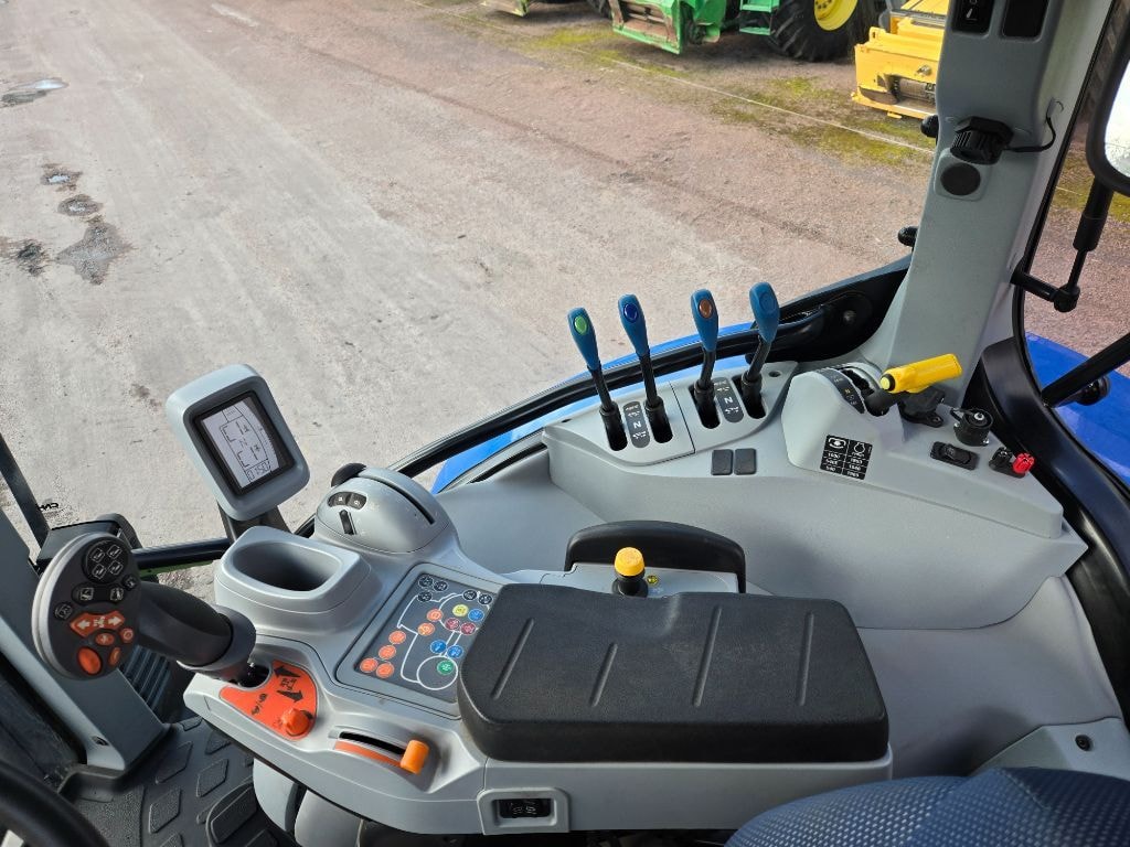 Tracteur NEW HOLLAND T6.145 DC - photo slide 13