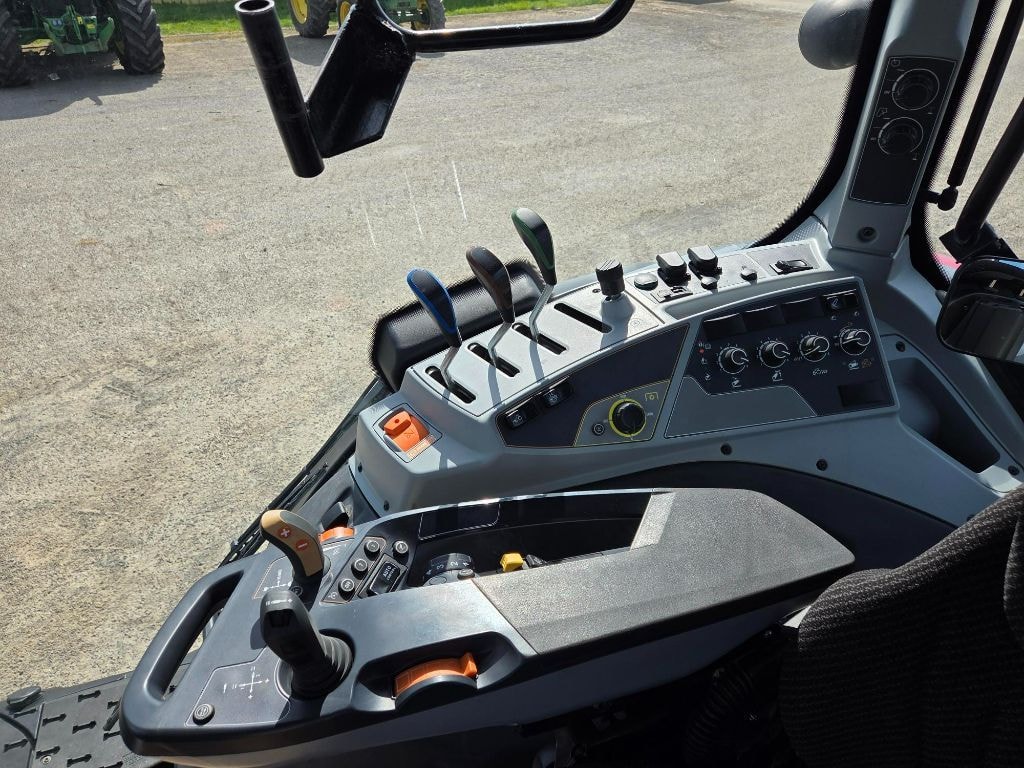 Tracteur chargeur VALTRA T145 ACTIVE - photo slide 7