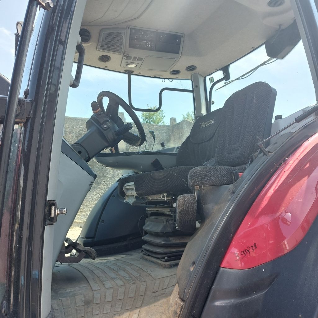 Tracteur chargeur VALTRA N135 - photo slide 8
