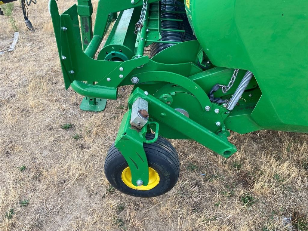 Presse balles rondes JOHN DEERE V451m  - photo slide 18