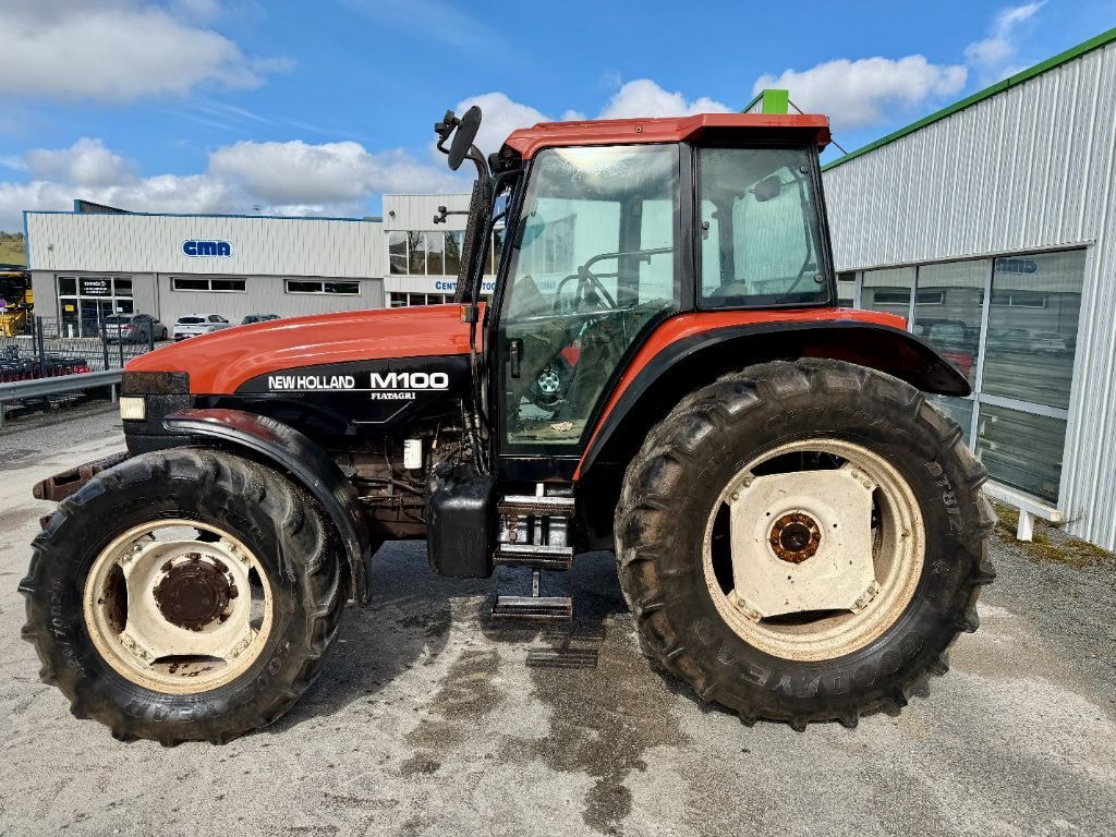 Tracteur NEW HOLLAND M100 - photo slide 1