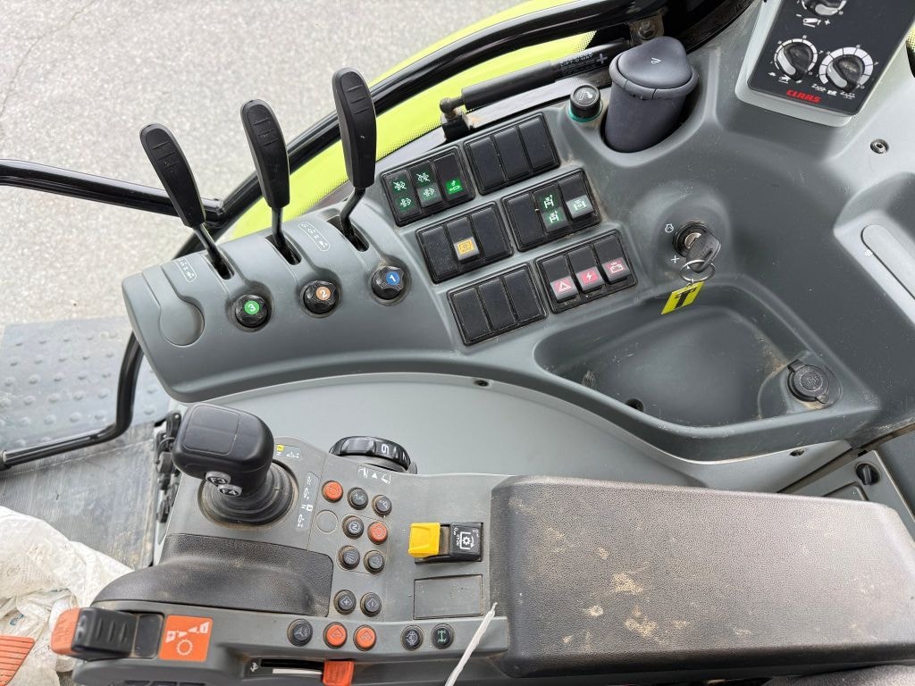 Tracteur CLAAS ARION 530 HEXASHIFT - - photo slide 12