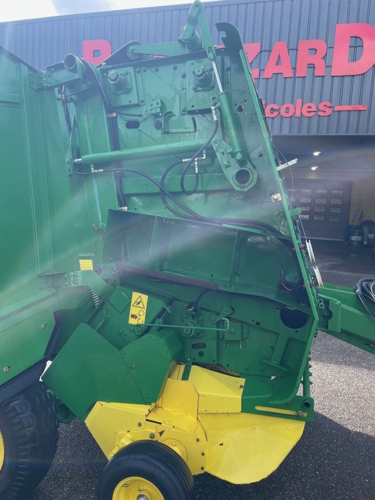 Presse balles rondes JOHN DEERE 572 - photo slide 9