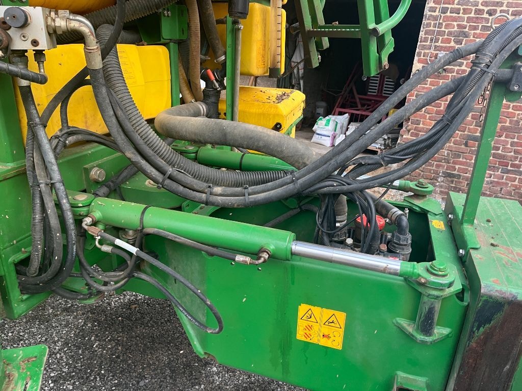 Pulverisateur JOHN DEERE 840 - photo slide 14