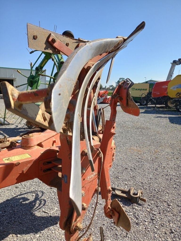 Charrue KUHN Varimaster 151 - photo slide 12