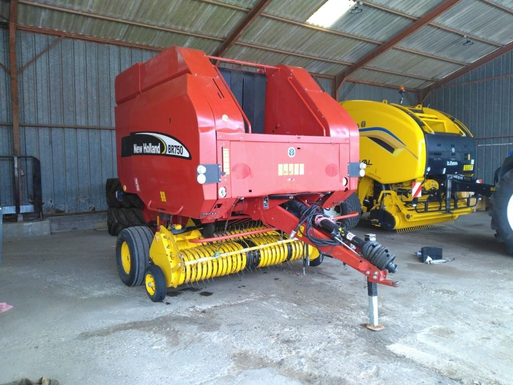 Presse balles rondes NEW HOLLAND BR 750 - photo slide 8