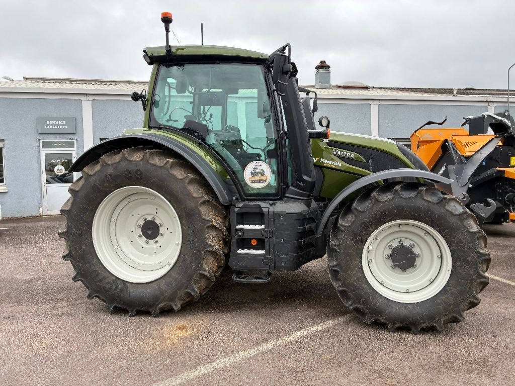Tracteur VALTRA N 135 A - photo slide 3