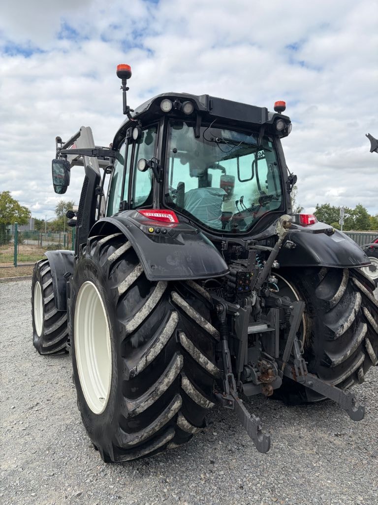 Tracteur chargeur VALTRA N135A - photo slide 11