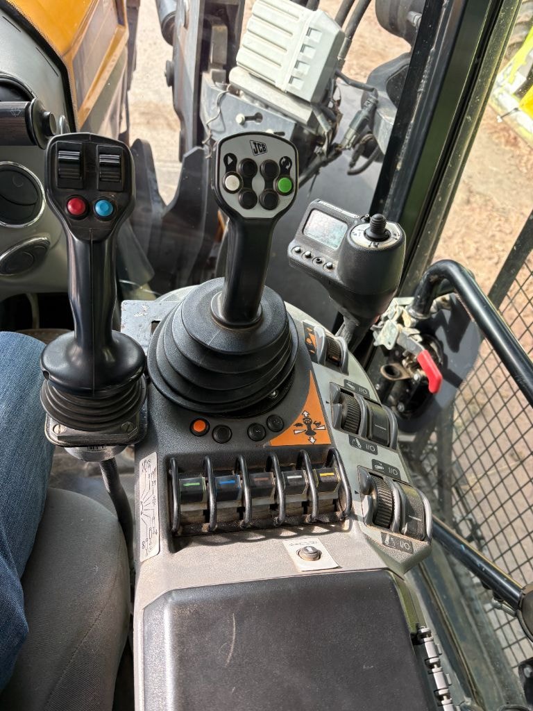 Tracteur JCB FASTRAC 4220 - photo slide 6