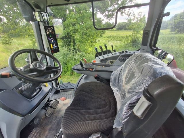 Tracteur VALTRA T215 - photo slide 12