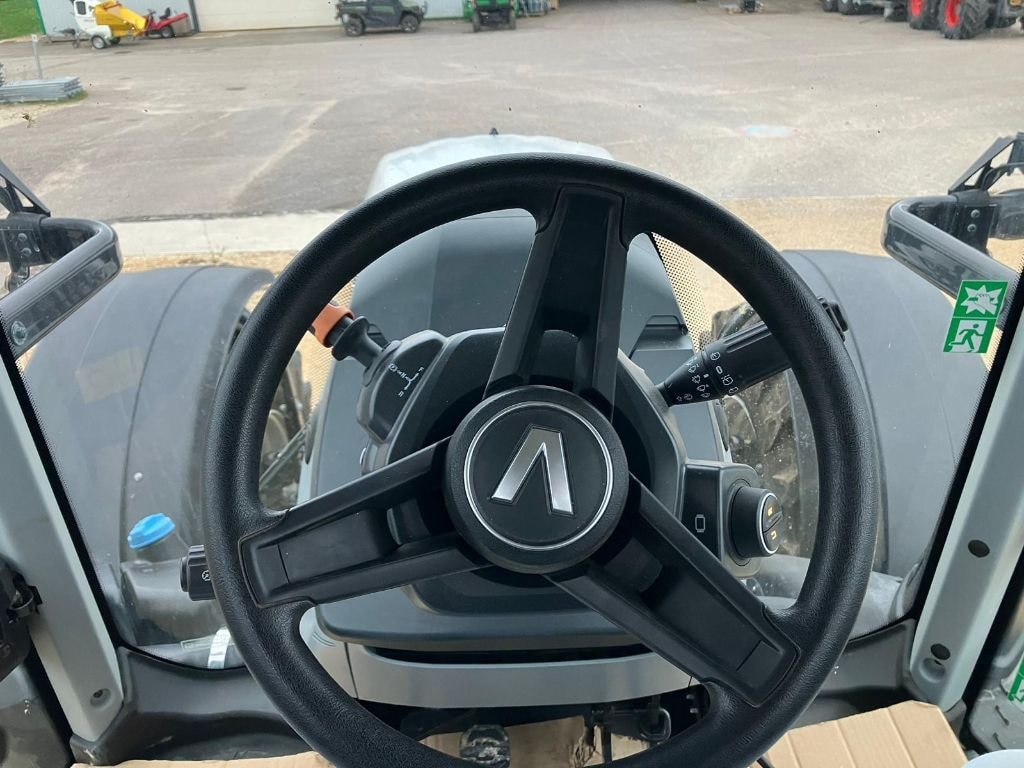 Tracteur VALTRA T 215 A - photo slide 15