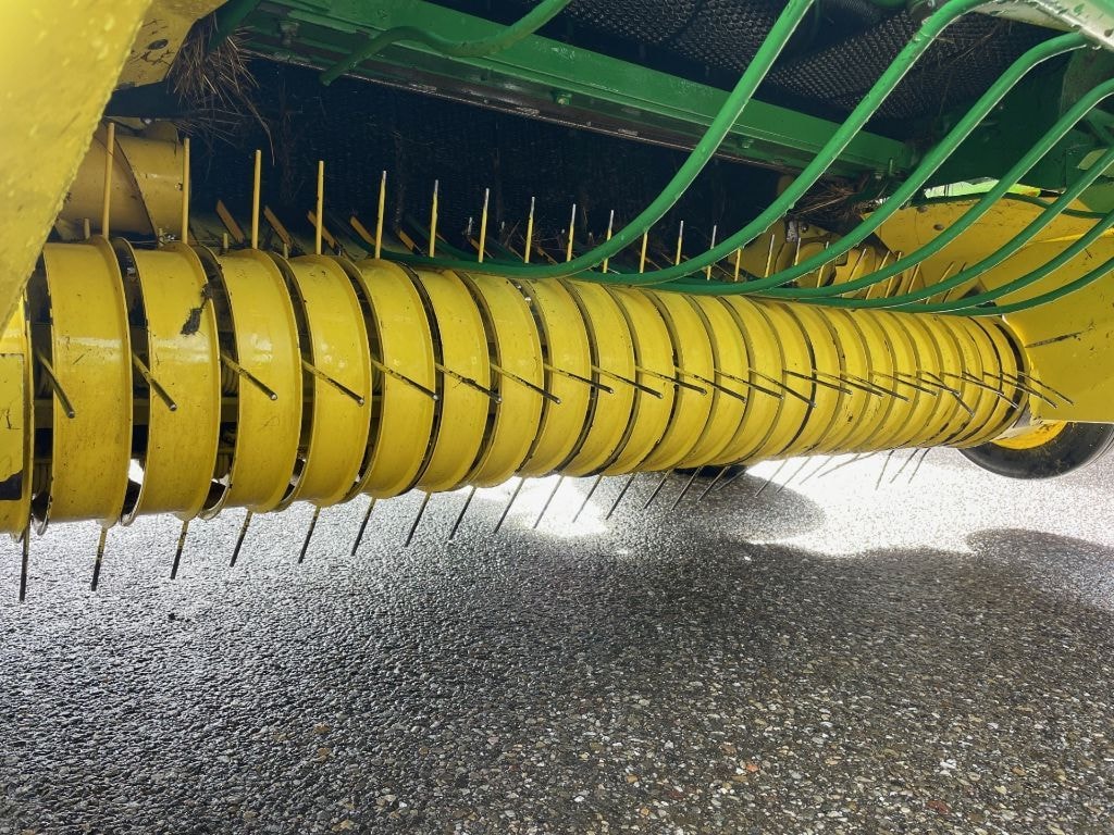 Presse balles rondes JOHN DEERE 572 - photo slide 15