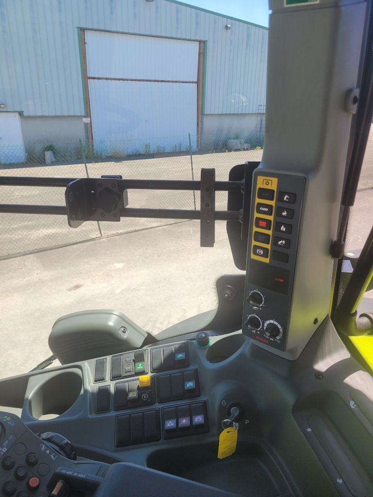 Tracteur CLAAS AXION 920 CMATIC CIS + - photo slide 13