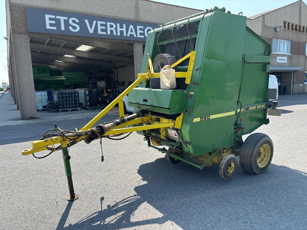Presse balles rondes JOHN DEERE 550 - photo slide 1