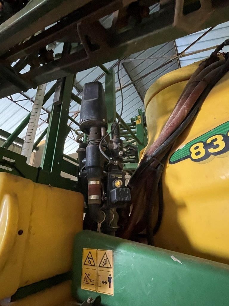 Pulverisateur JOHN DEERE 832 - photo slide 10