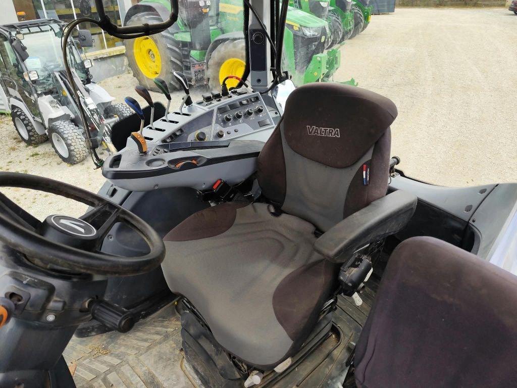 Tracteur VALTRA T155 - photo slide 8