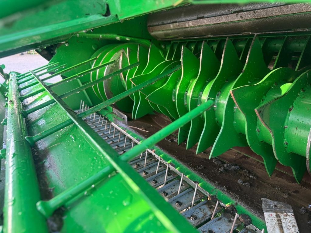 Presse balles rondes JOHN DEERE V451M - photo slide 7