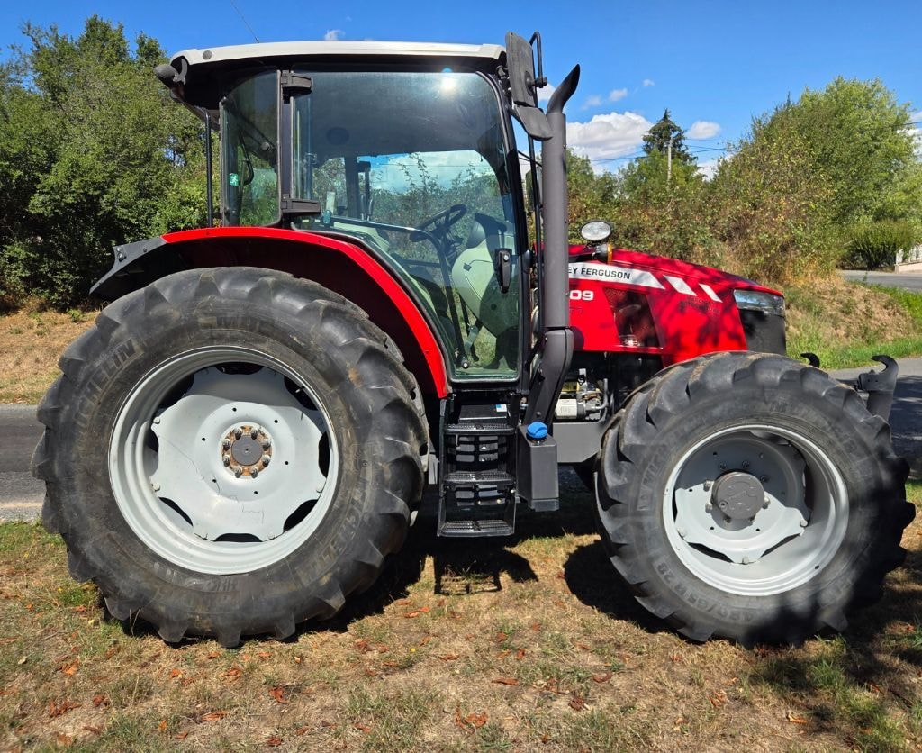 Tracteur MASSEY FERGUSON 5709 ESSENTIAL DYNA-4 - photo slide 6