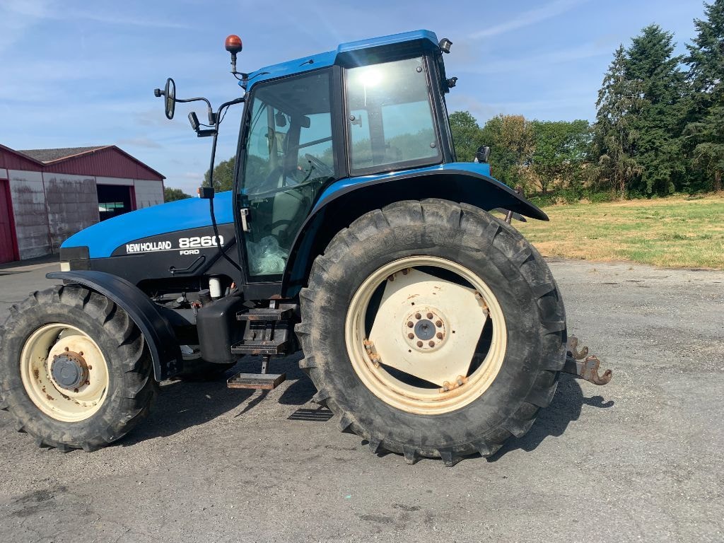 Tracteur NEW HOLLAND 8260 - photo slide 6