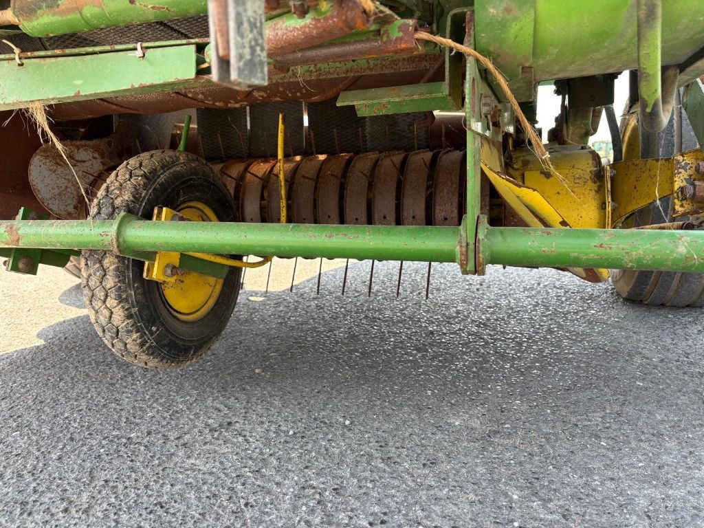 Presse balles rondes JOHN DEERE 550 - photo slide 14