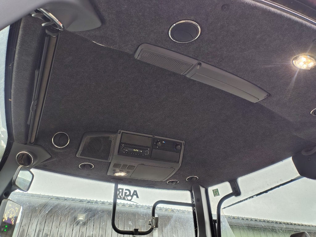 Tracteur VALTRA T215 direct - photo slide 9