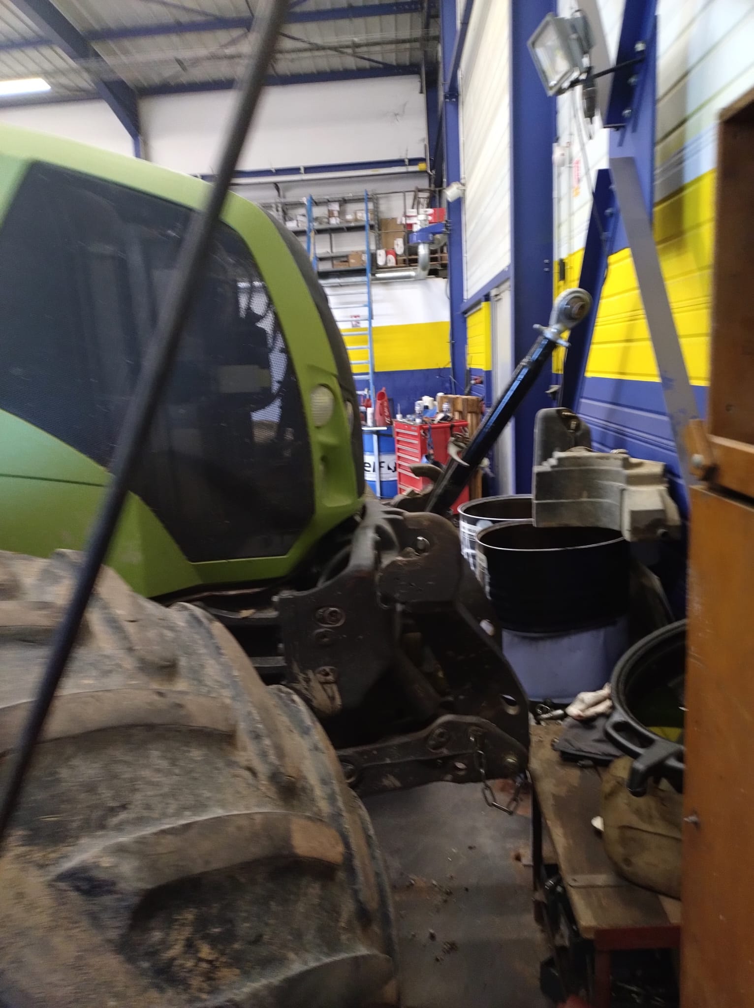 Tracteur CLAAS AXION 840 - photo slide 9