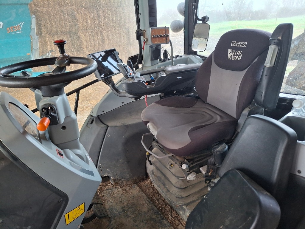 Tracteur VALTRA G135 - photo slide 10