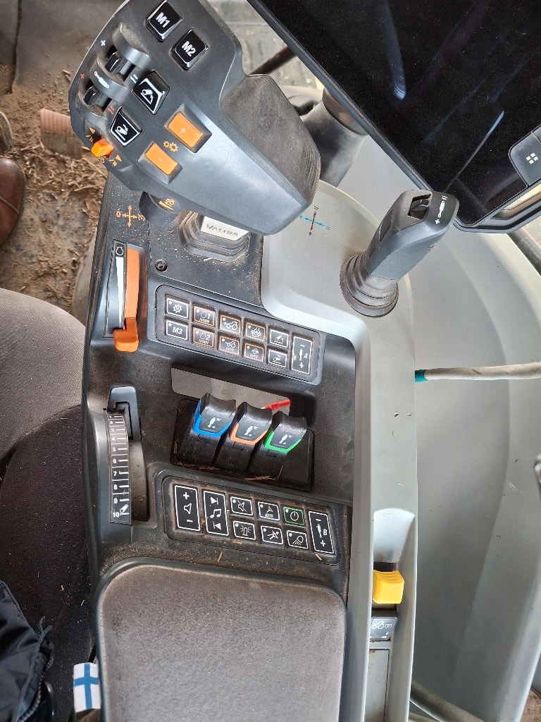Tracteur VALTRA G135 - photo slide 11