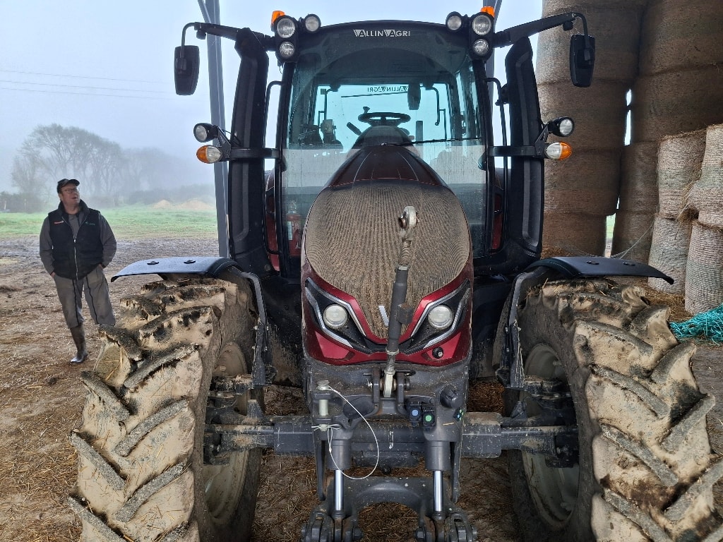 Tracteur VALTRA G135 - photo slide 7