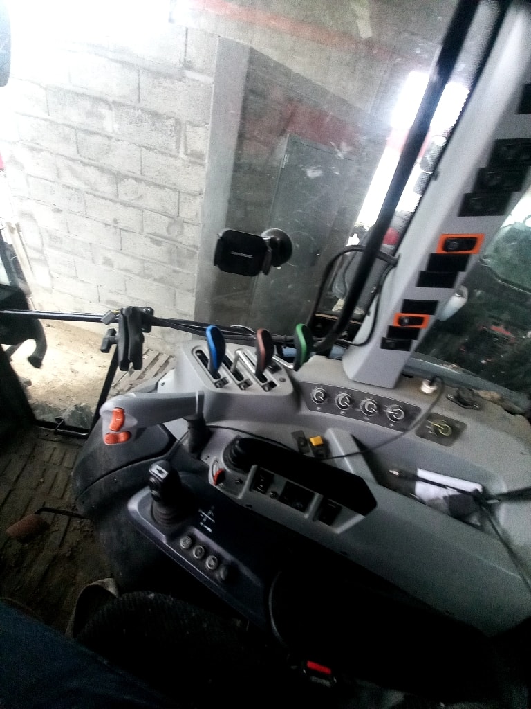 Tracteur chargeur VALTRA A115 - photo slide 15