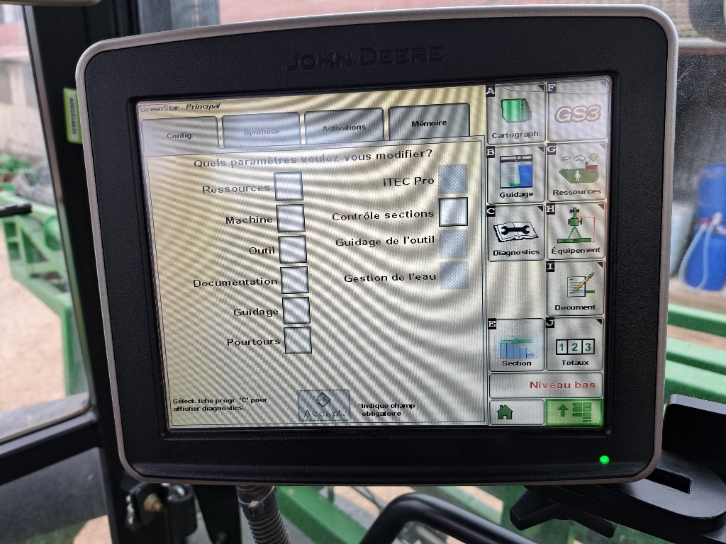 Pulverisateur automoteur JOHN DEERE R 4040 - photo slide 11