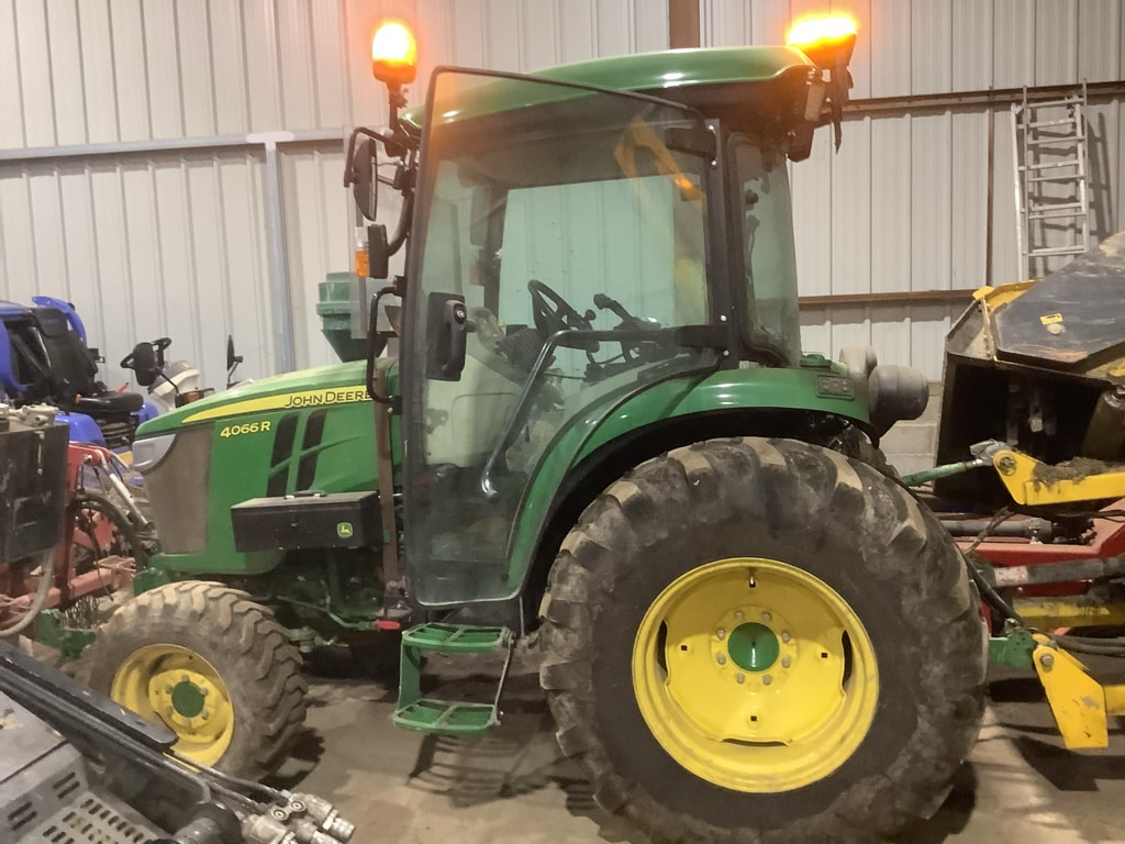 Tracteur JOHN DEERE 4066  R - photo slide 1