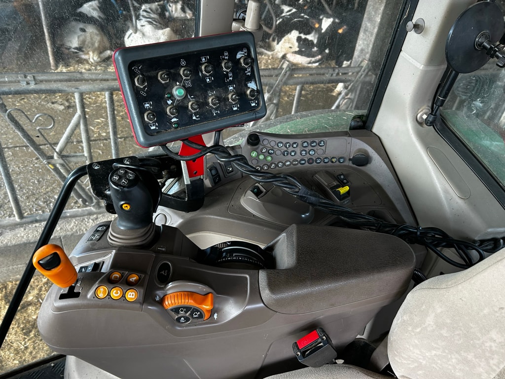 Tracteur chargeur JOHN DEERE 6100M - photo slide 17