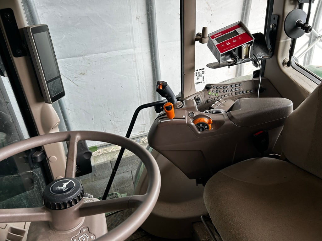 Tracteur chargeur JOHN DEERE 6140M - photo slide 15