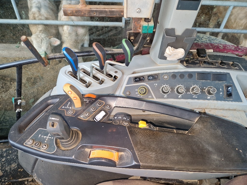 Tracteur chargeur VALTRA G115 - photo slide 15