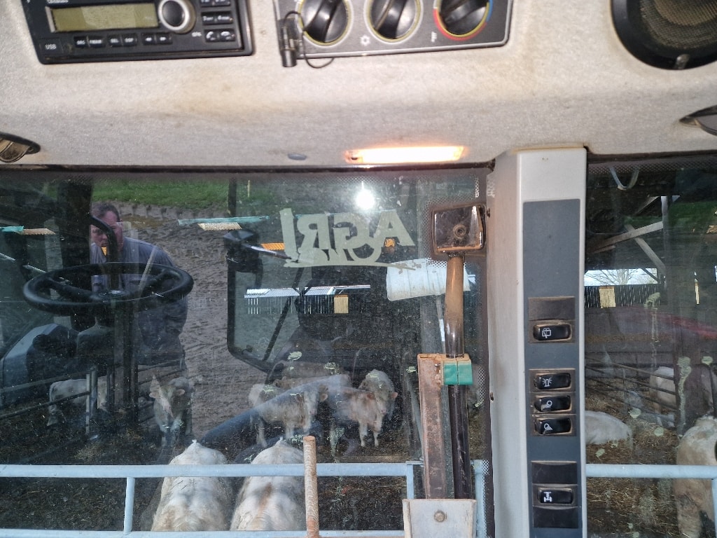 Tracteur chargeur VALTRA G115 - photo slide 13