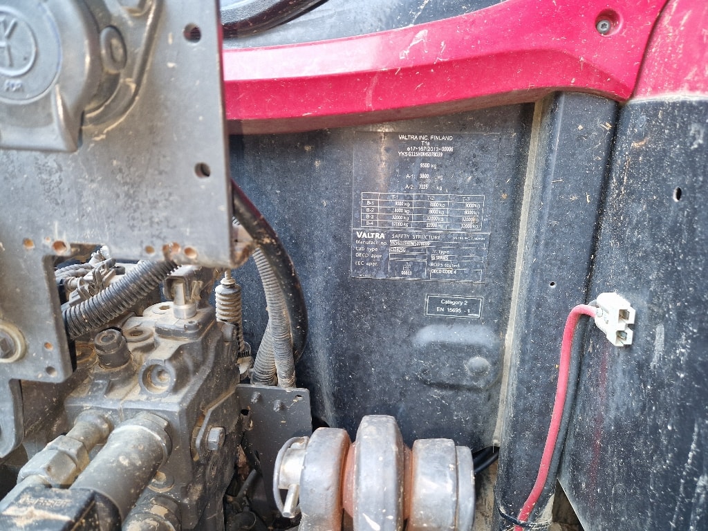 Tracteur chargeur VALTRA G115 - photo slide 5
