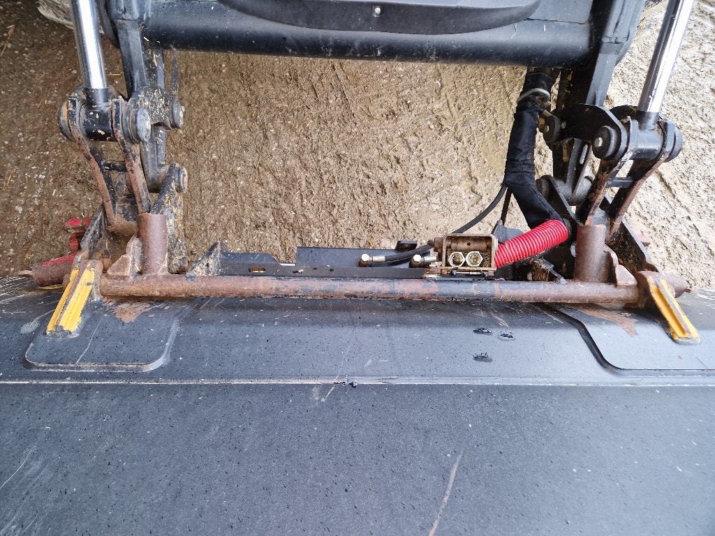 Tracteur chargeur VALTRA G115 - photo slide 12