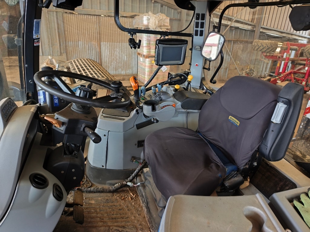 Tracteur NEW HOLLAND T6070 - photo slide 6