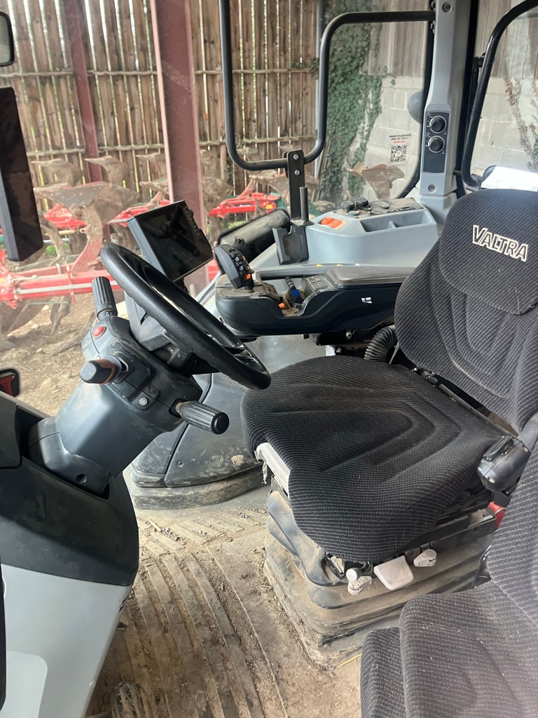 Tracteur VALTRA N155V - photo slide 14