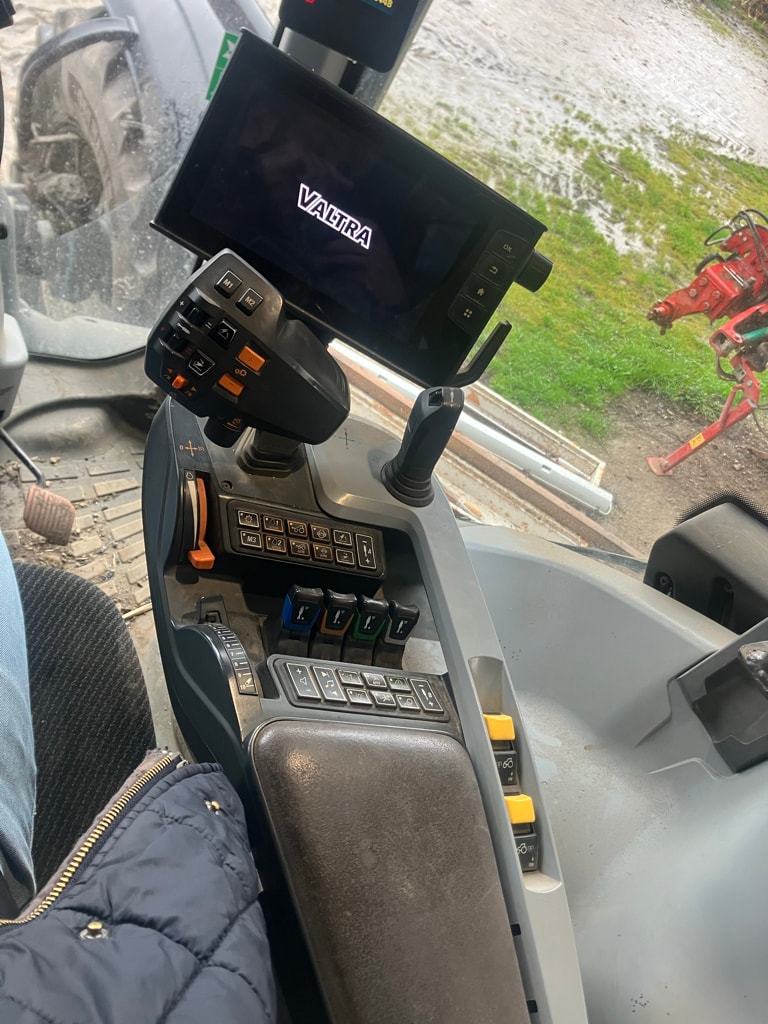 Tracteur VALTRA N155V - photo slide 15