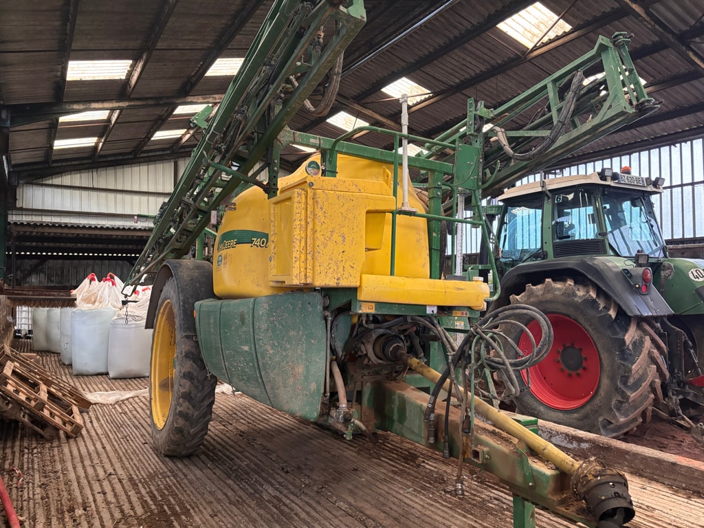 Pulverisateur JOHN DEERE 740I - photo slide 1